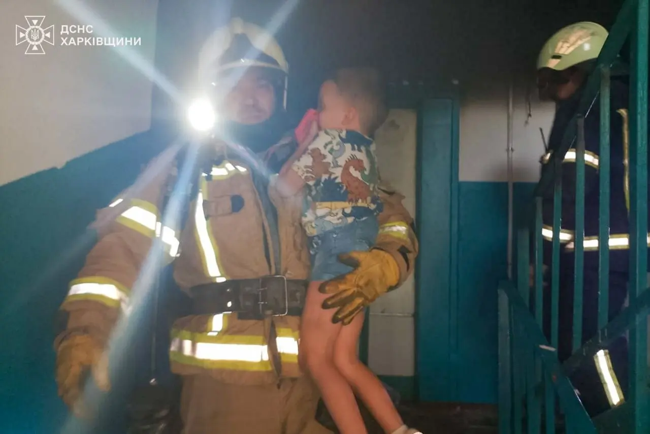Пожежа на Салтівці: рятувальники врятували людей