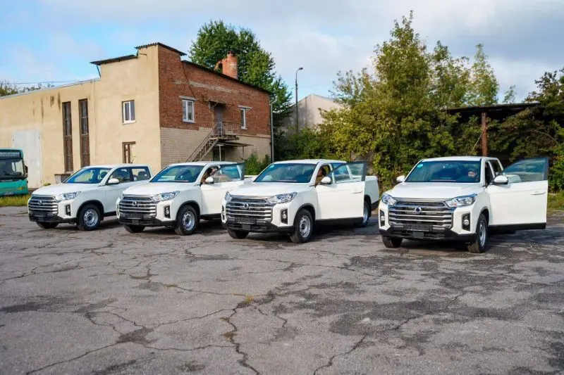 Захисники отримали 30 нових позашляховиків від Міжрегіонального координаційного гуманітарного штабу