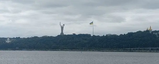 У Києві приспустили головний прапор України: що сталося