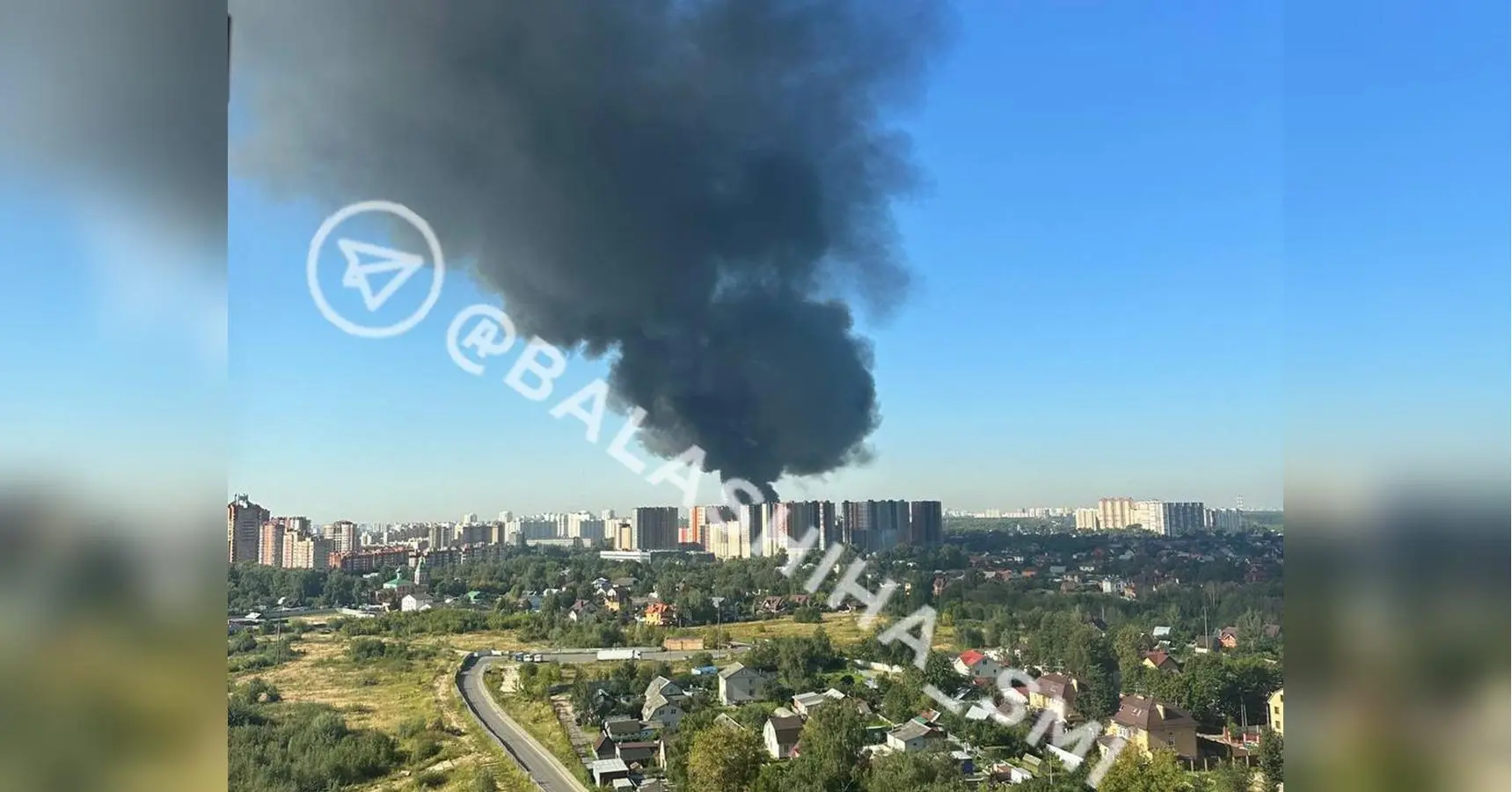 Під Москвою палає хімзавод: лунають вибухи, чорний дим накрив місто