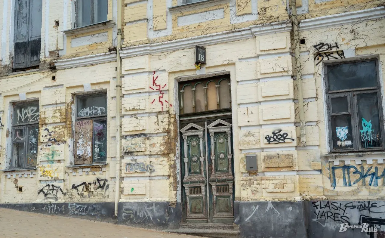На Андріївському узвозі реставрують пам’ятку з унікальною різьбною брамою: що відомо