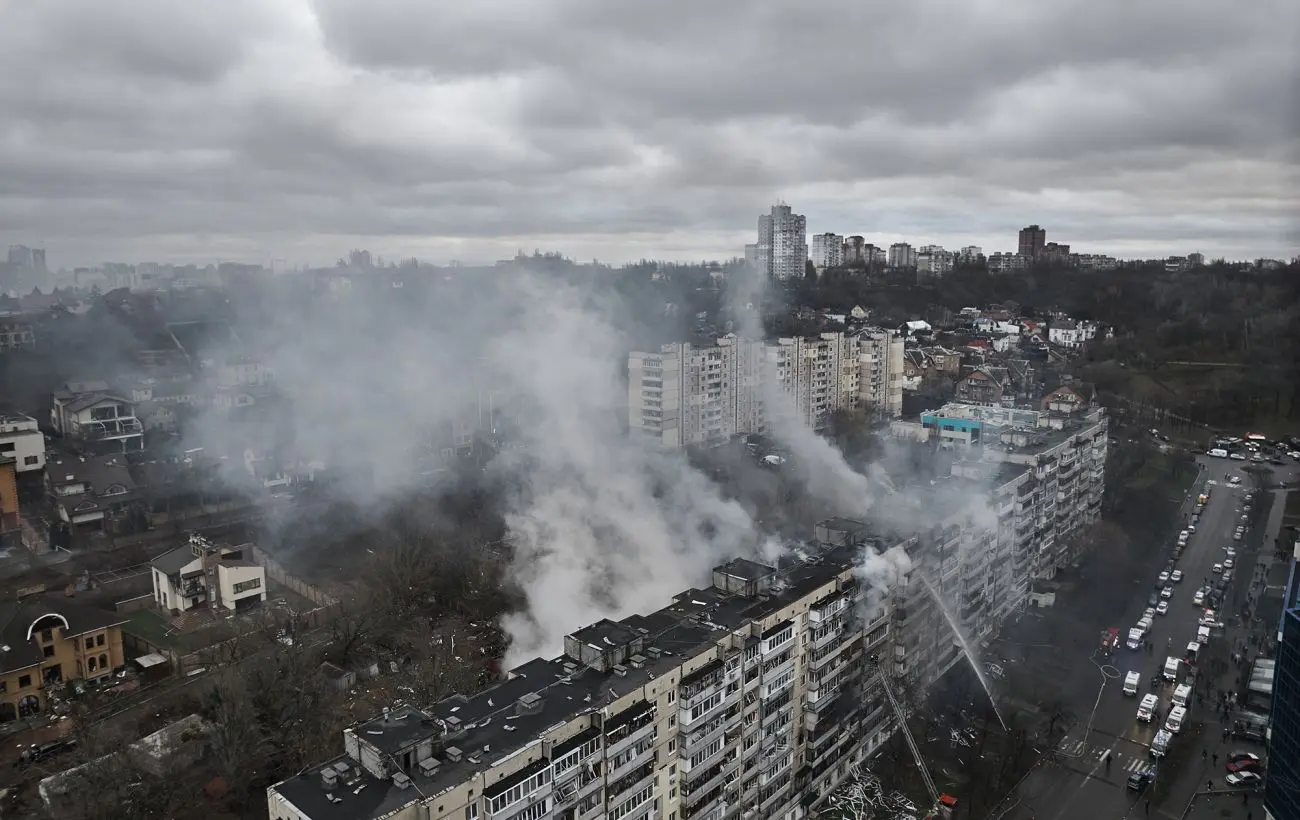 У Києві пролунали потужні вибухи на тлі загрози ракет