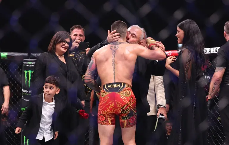 Топурія здобув видовищну перемогу в головному бою вечора UFC