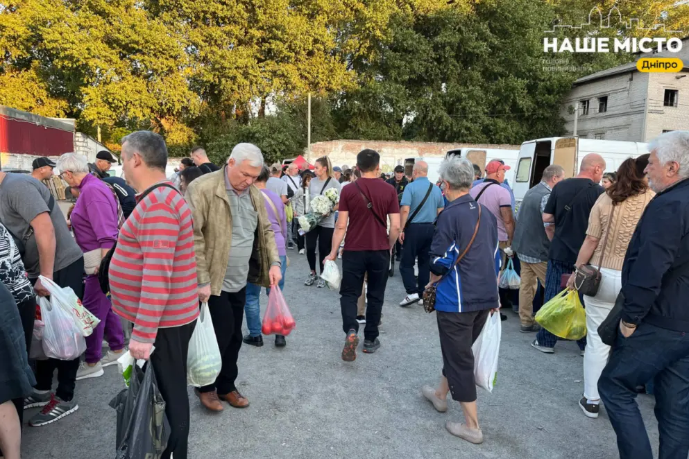 Вечірній базар біля “Озерки” у Дніпрі: скільки коштують овочі 
