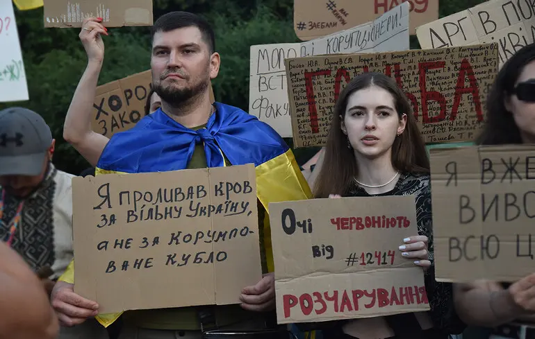 Матернову захопили протести перед театром Франка: ввічливість, відданість, зобов'язання і патріотизм 
