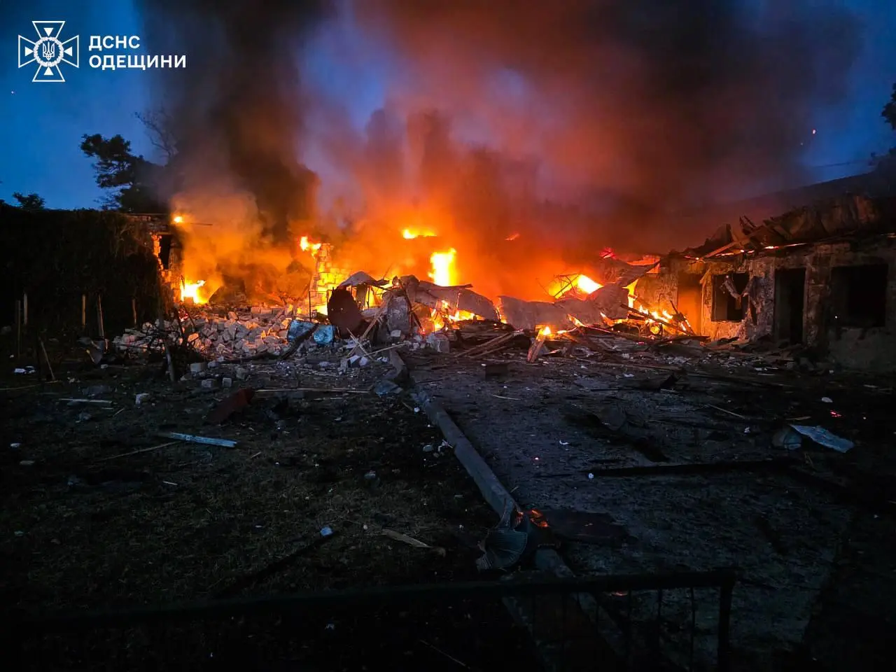 Російська атака на Одещину: горіли будівлі на території станції «швидкої» та житловий будинок (фото, відео)