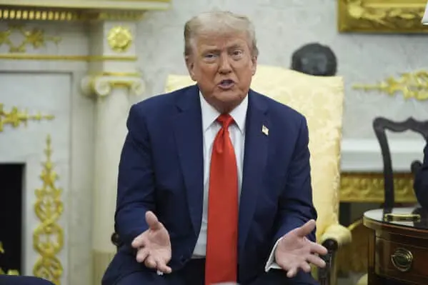 Трамп каже, що й досі хоче допомогти Україні і РФ укласти мирну угоду