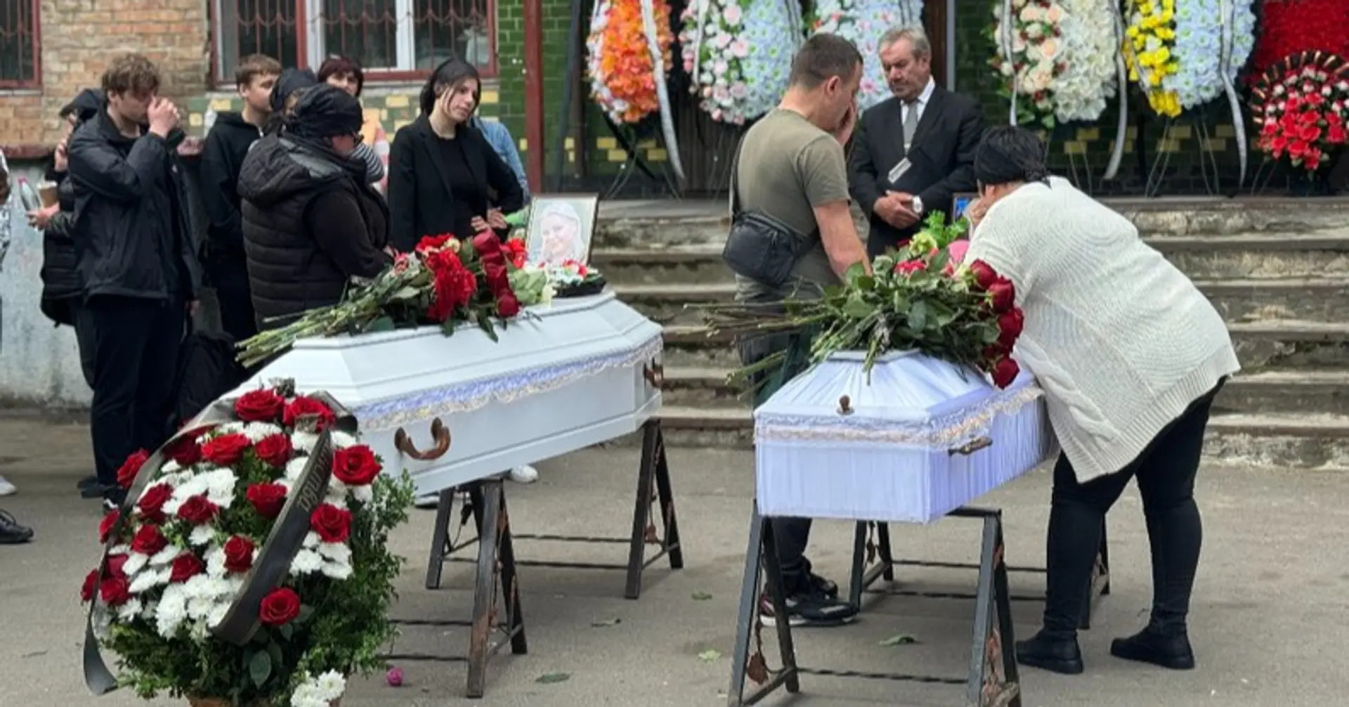 У Києві попрощались із 11-річною дівчинкою та її мамою, які загинули внаслідок обстрілу РФ