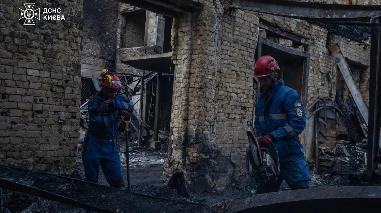 У Києві розібрали будівельні конструкції на місці удару Росії – ДСНС