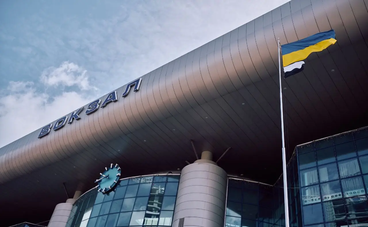 Над столичним вокзалом замайорів чорно-білий Прапор надії