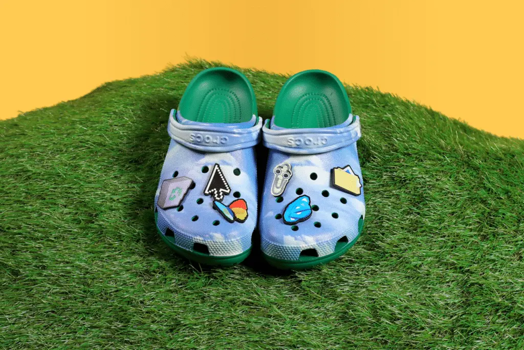 Microsoft випустила Crocs у стилі Windows XP до 50-річчя компанії