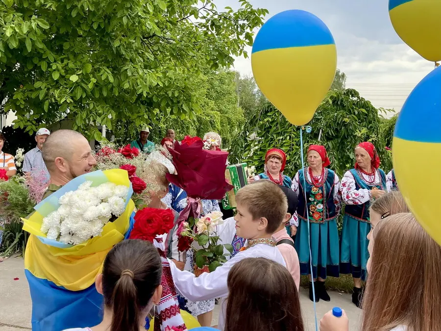 Всім селом на шкільному подвір’ї зустріли воїна з Вінниччини, який повернувся з полону