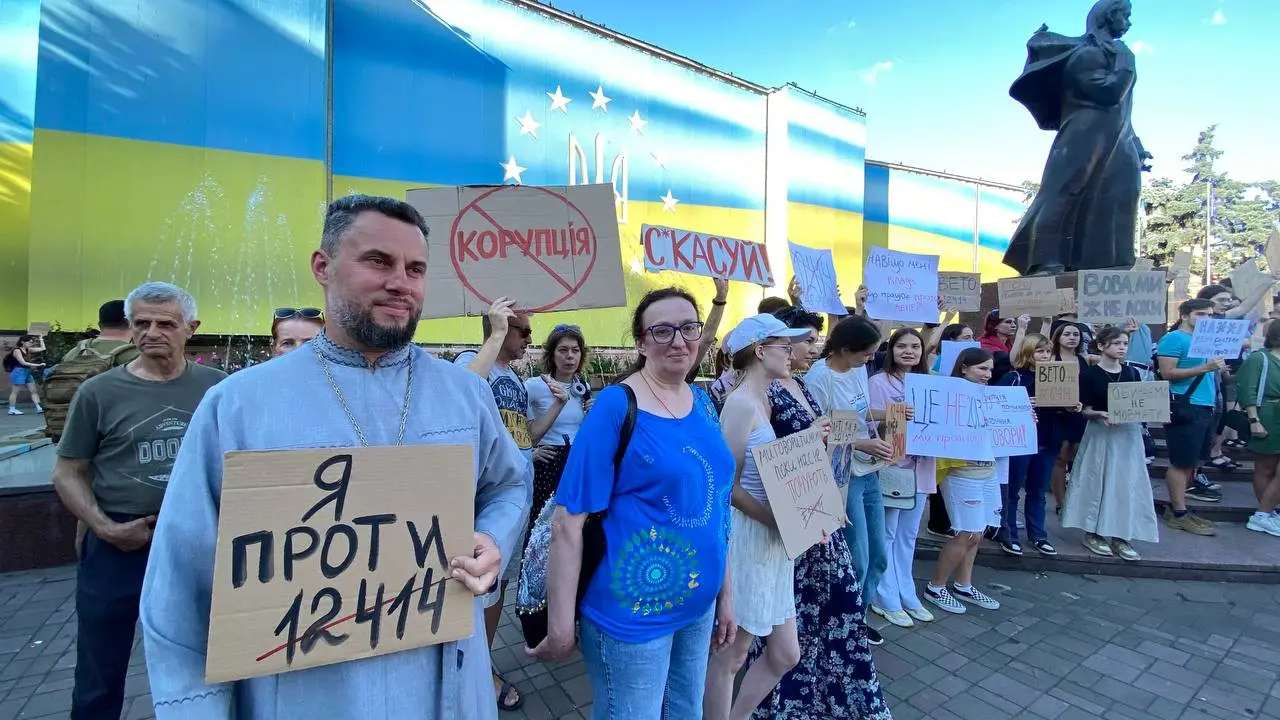 У Чернівцях молодь також протестувала проти закону, який позбавляє незалежності САП і НАБУ. Зеленський каже, що почув і анонсує свій законопроєкт