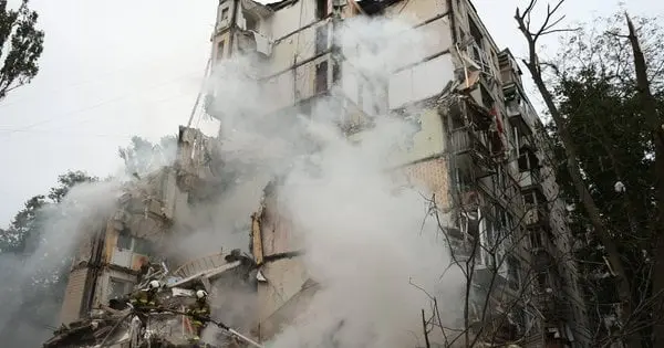 Росіяни влучили ракетою в 9-поверхівку в Києві, є багато постраждалих (фото, відео)