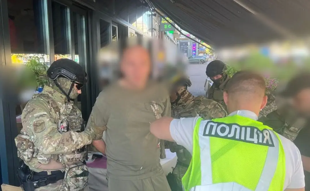 82 тисячі доларів за допомогу у перетині кордону: в Києві поліція затримала організатора схеми