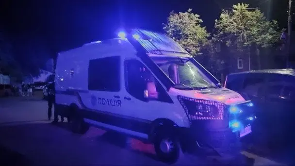 Інцидент з ТЦК у Вінниці: чоловіків вивозять зі стадіону після нічного мітингу - ЗМІ