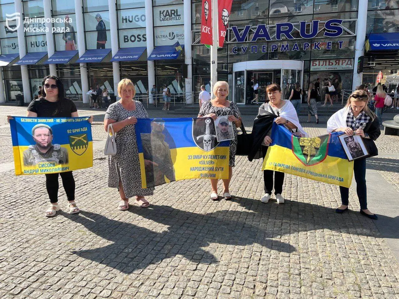 У Дніпрі вшанували пам’ять зниклих безвісти: мітинг-концерт зібрав родини та активістів