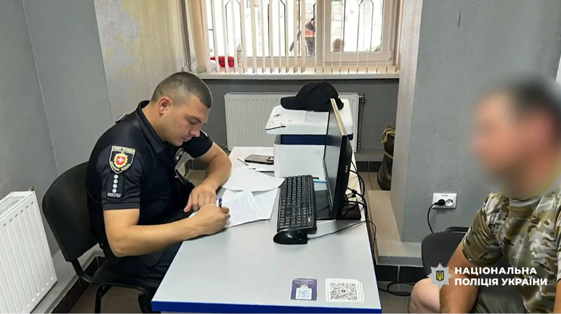 На Рівненщині поліція розшукала чоловіка, який знущався з собаки та кинув її в брудну воду