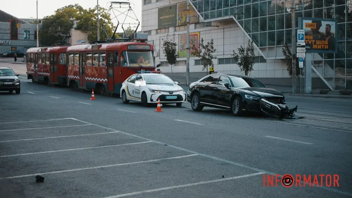ДТП у Дніпрі: Audi зіткнулася з трамваєм, рух заблокований
