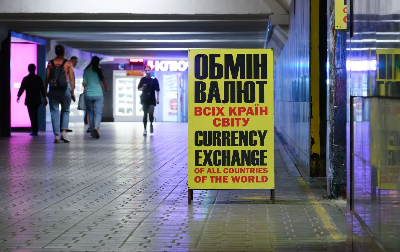 Скільки коштують долар і євро в останній робочий день літа: курси валют в обмінниках
