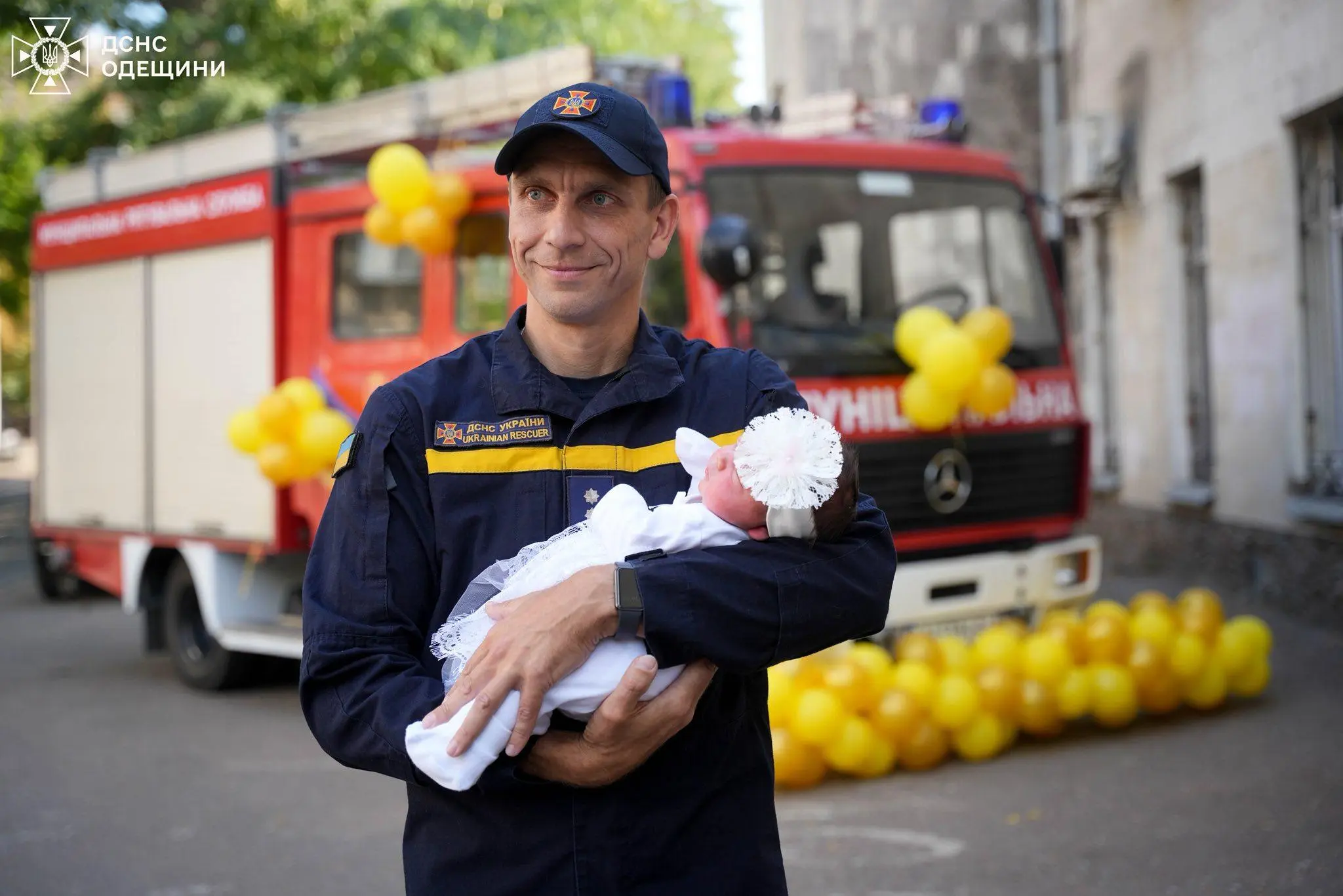 В Одесі рятувальник оригінально зустрів свою дружину з пологового будинку