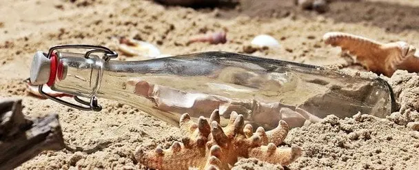 На березі моря виявили пляшку з посланням, яке сколихнуло соцмережі (фото)
