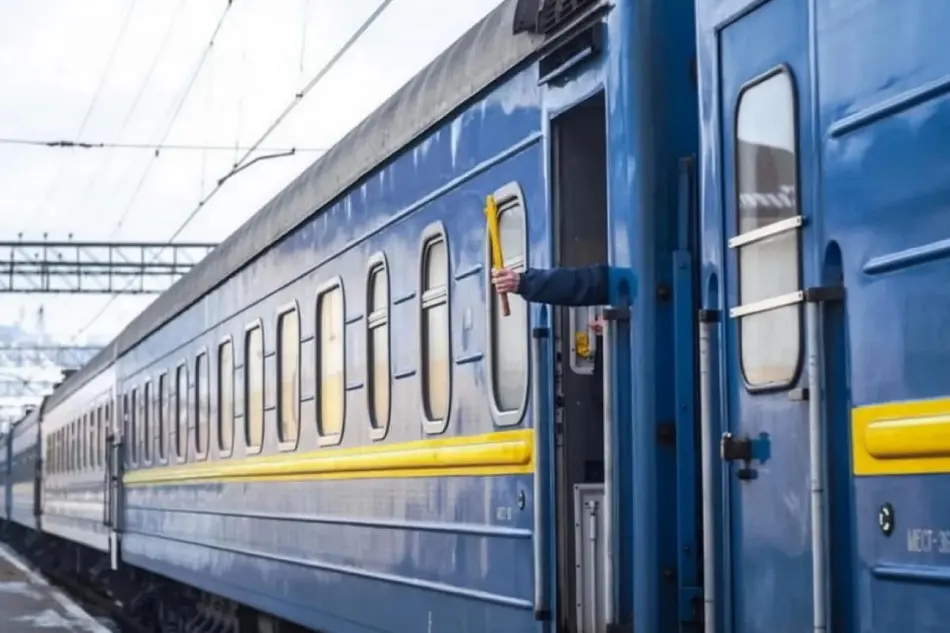Поїзд, що йде через Вінниччину, затримується через ворожі обстріли