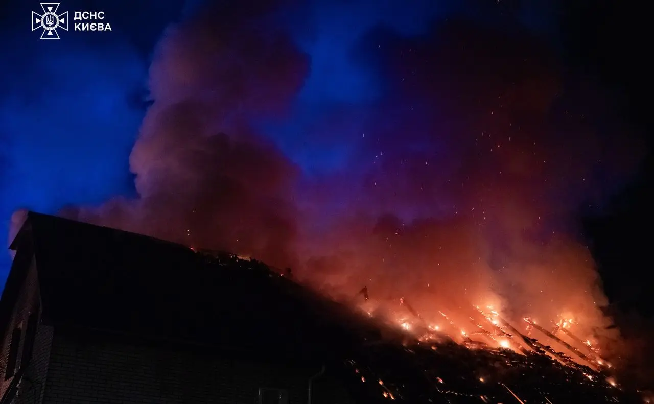 У Києві сталася масштабна пожежа: згоріли СТО, будинок і машини. ФОТО