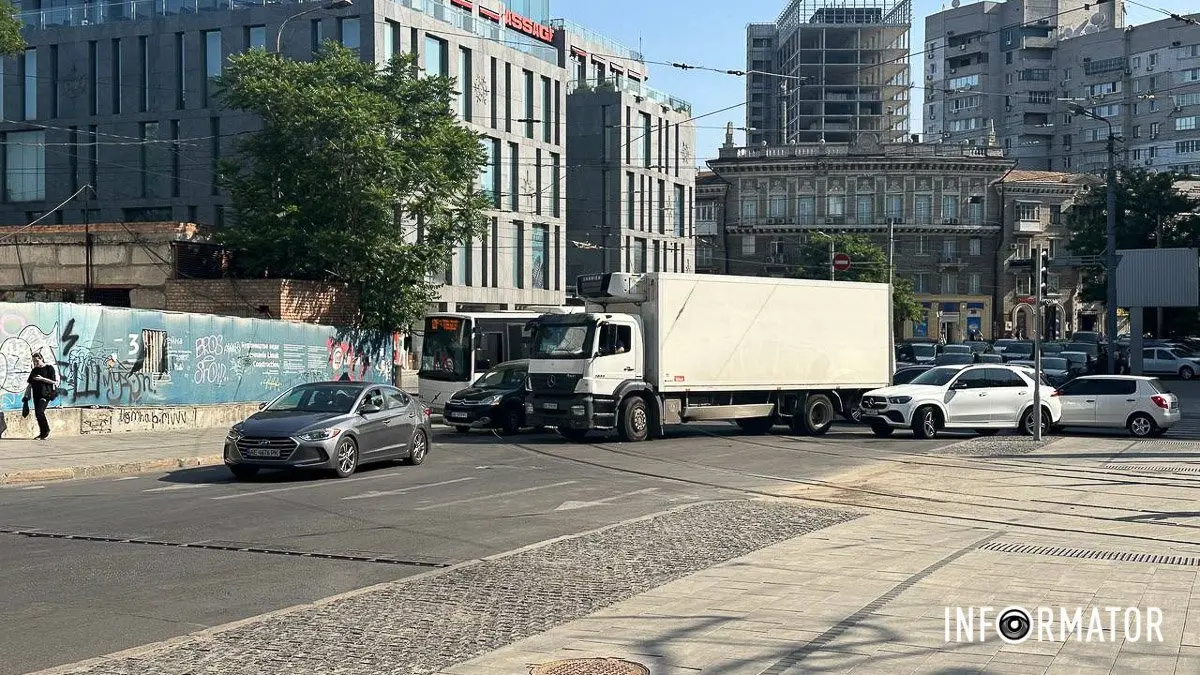 Через ДТП на Грушевського у Дніпрі виник затор: трамваї №1к не курсують