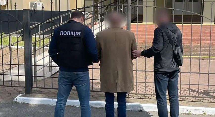 В Одесі обвинувачують чоловіка у зловживання впливом: обіцяв формальну службу за 35 тисяч доларів