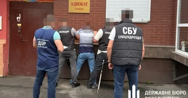 ДБР викрило податківця з Хмельниччини на хабарі у 200 тис. грн від підприємиці