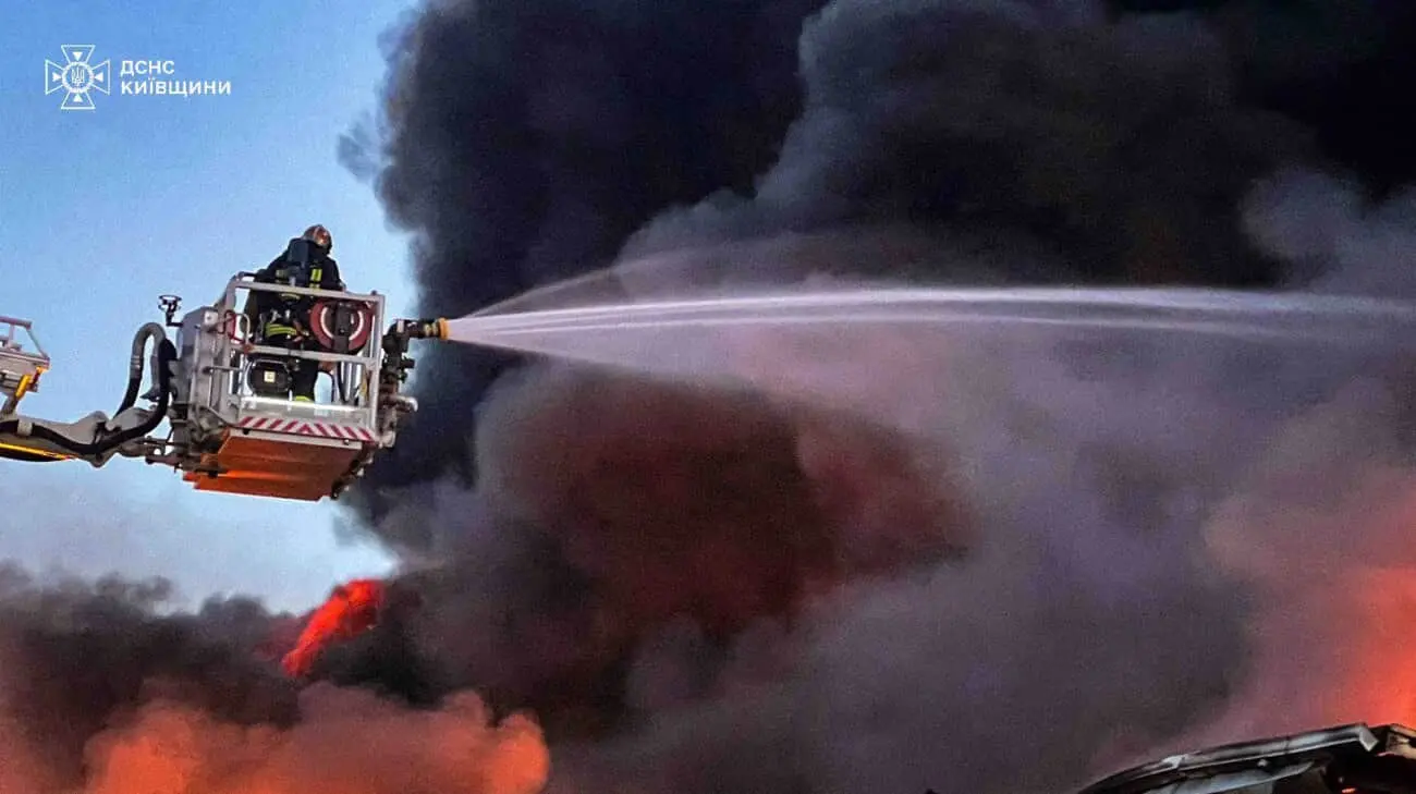 Рятувальники показала, як долають наслідки ворожої атаки на Київщину