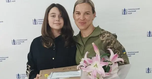 Школярка з Тернополя продавала кекси і купила для вчительки-військової термінал Starlink