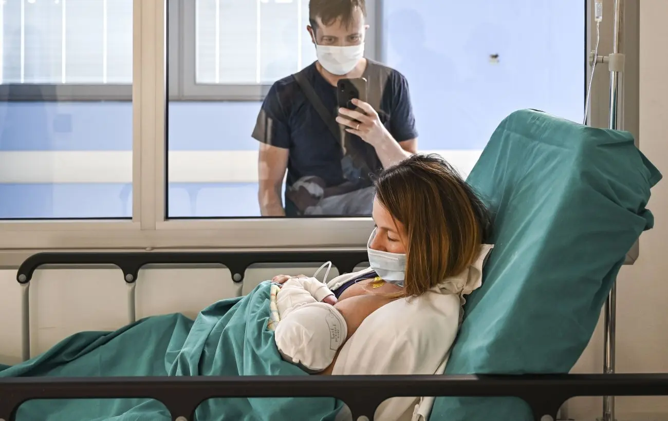 За народження дитини 50 тисяч гривень та 7 тисяч щомісяця: деталі проєкту уряду