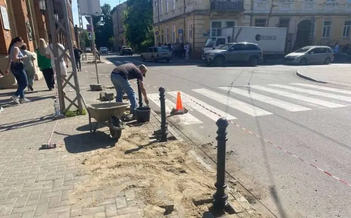 У Чернівцях біля резиденції ЧНУ встановили антипаркувальні стовпчики
