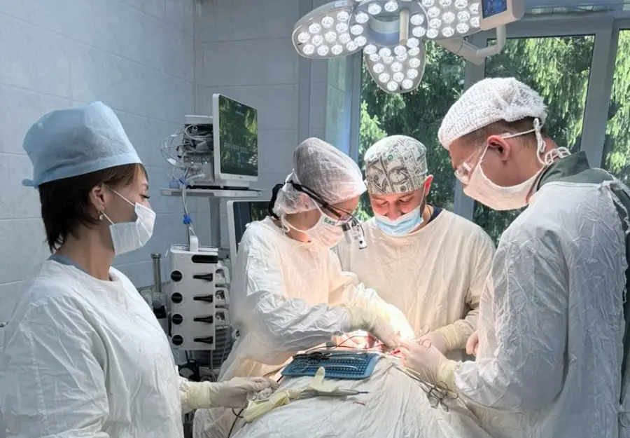 У Вінниці хірурги онкоцентру видалили у пацієнта рідкісну пухлину біля сонної артерії
