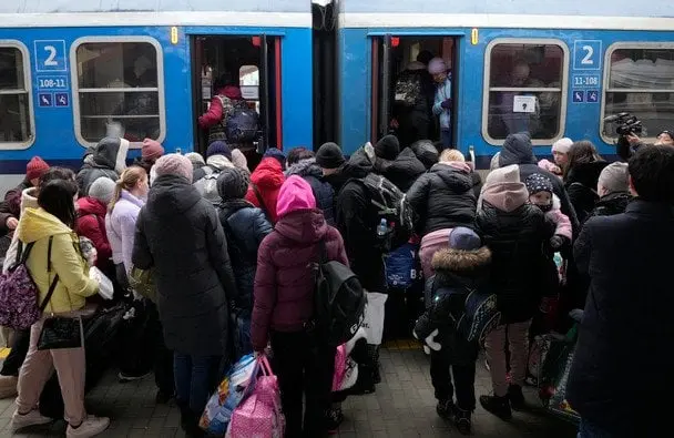Утеча від війни чи свідомий виїзд: як змінилася міграція з України і якими будуть її наслідки