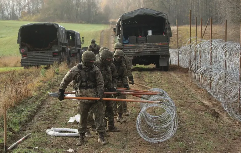 Польща розгортає близько 40 000 військових на кордонах із РФ та Білоруссю 