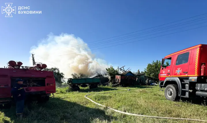 У Кельменцях згоріла господарська будівля із сіном та зерном