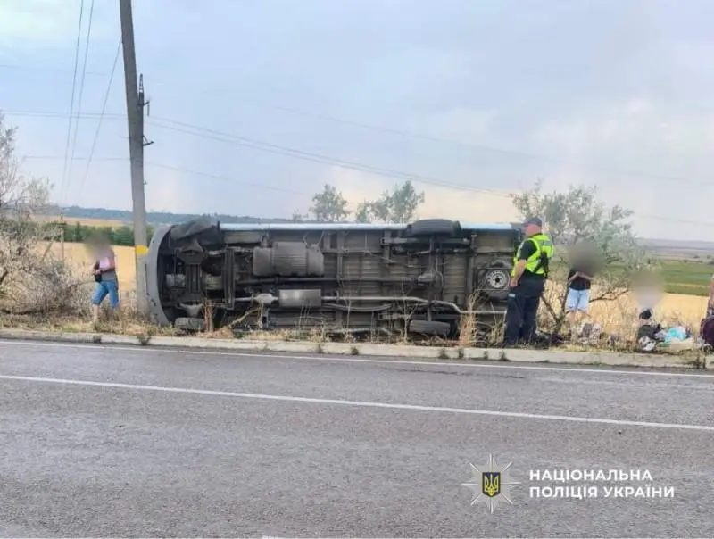 Автобус з пасажирами злетів з дороги та перекинувся на трасі Одеса – Рені