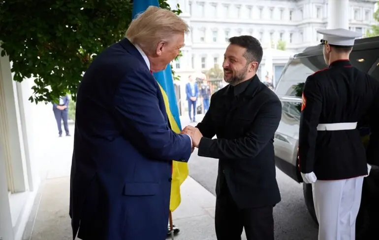 Зеленський подарував Трампу ключку для гольфу, яку передав український військовий 