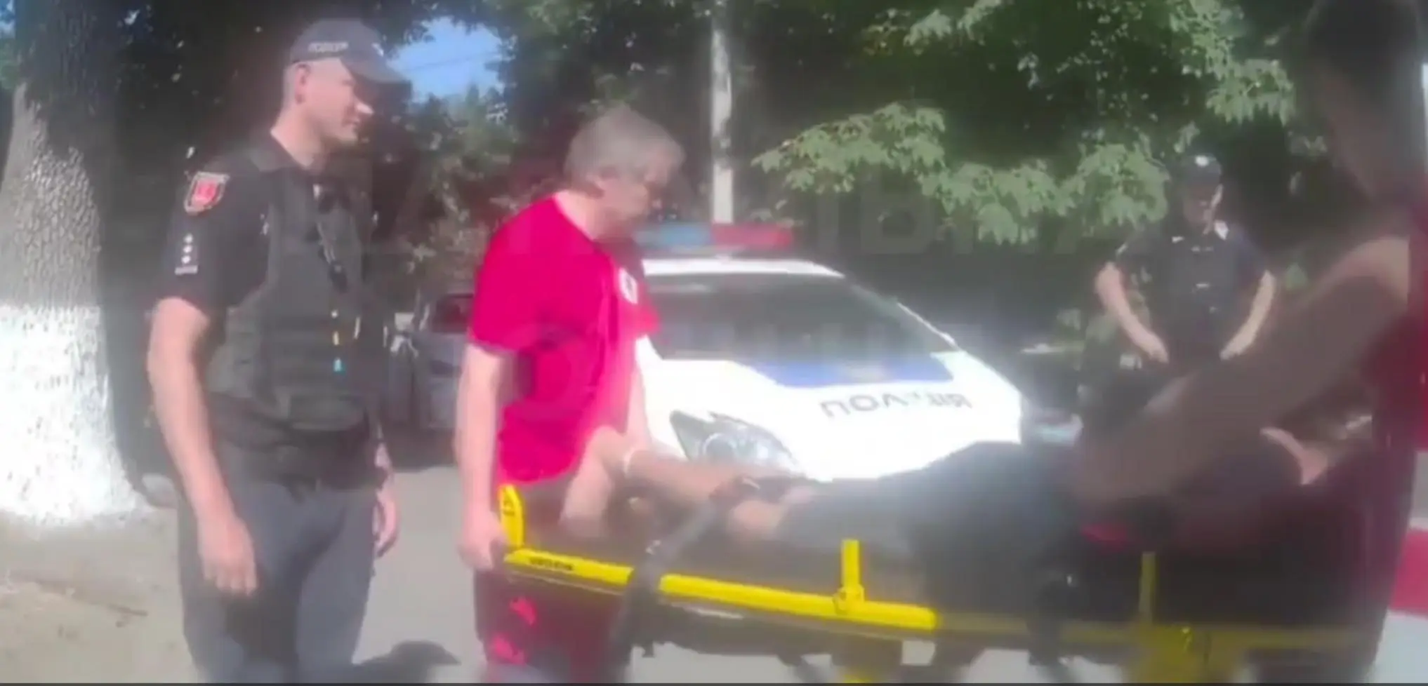 Одеські патрульні опублікували відео затримання напівоголеного неадеквата на проспекті Шевченка