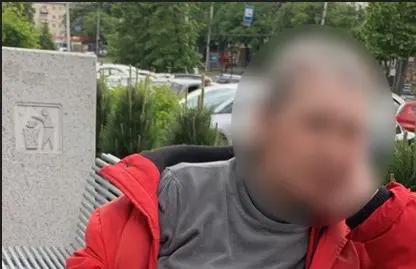 Поліція Вінниці знайшла жінку, яка викрала квіти зі Скверу памʼяті на площі Перемоги