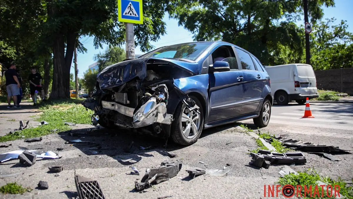 У Дніпрі на Січових Стрільців дорогу не поділили Mercedes та Chevrolet: є постраждалий