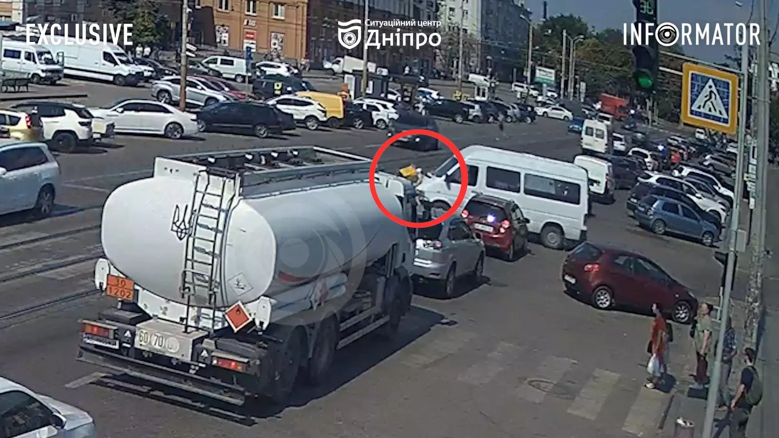 Відео моменту: у Дніпрі поблизу "Озерки" на Степана Бандери зіткнулись бус та кур'єр Glovo на скутері