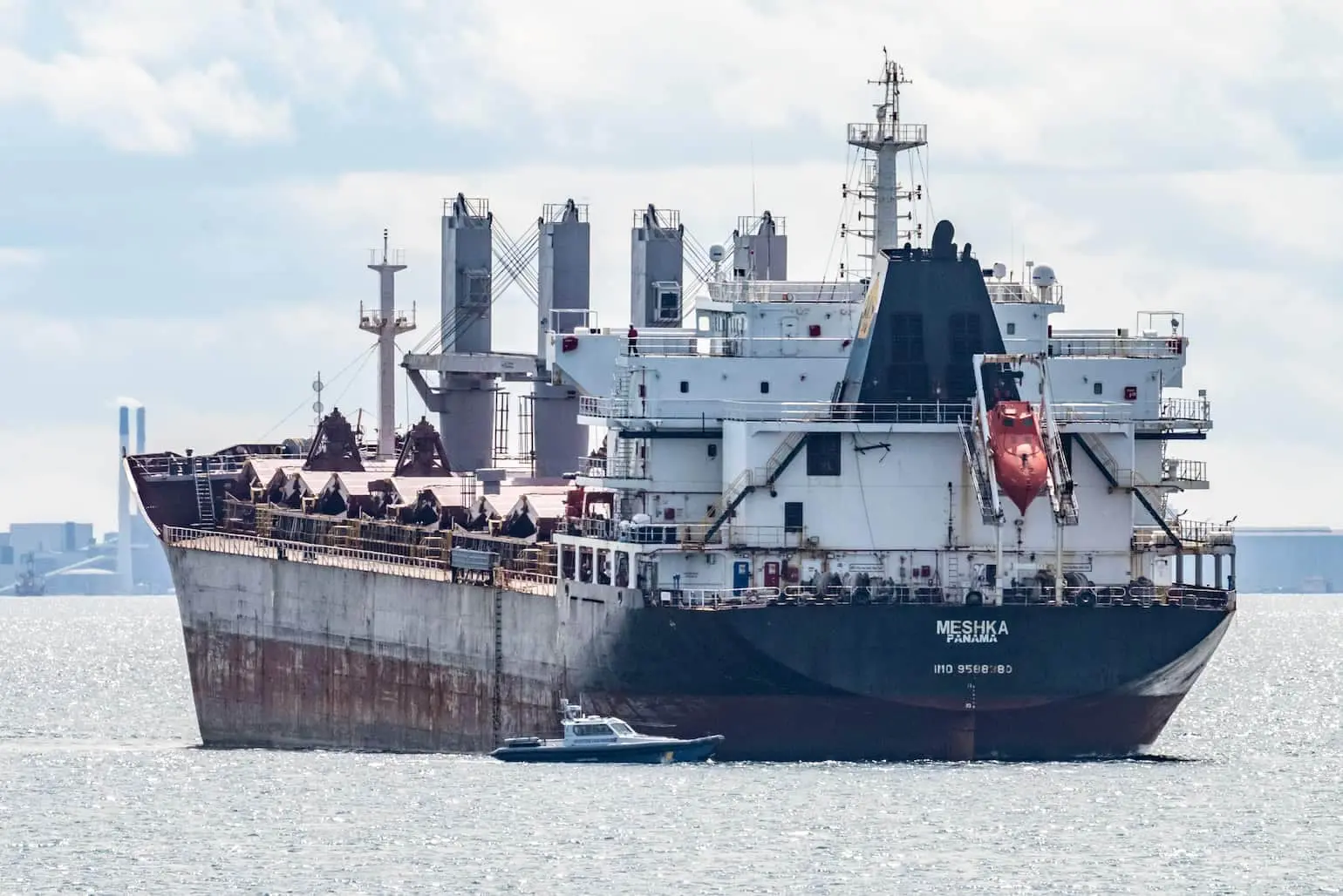 Біля берегів Швеції сіло на мілину судно з нафтою, яке прямувало до Росії