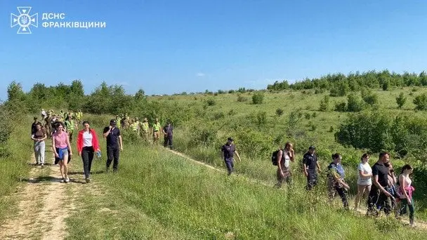 На Прикарпатті вже добу шукають 6-річного хлопчика — що відомо (фото)