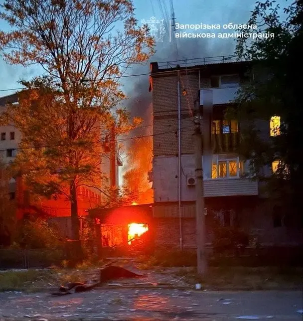 Росіяни вдарили по Запоріжжю: спалахнули пожежі