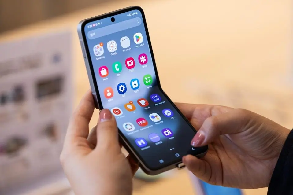 Нове покоління смартфонів Samsung зі складними екранами: переваги та особливості