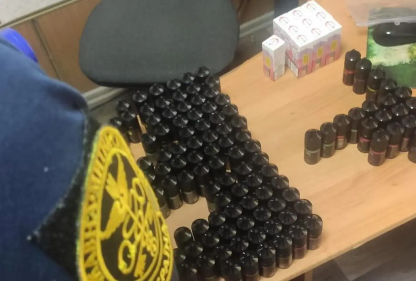 Молдаванка намагалась вивезти рідину для вейпів у коробках від солодощів на Вінниччині
